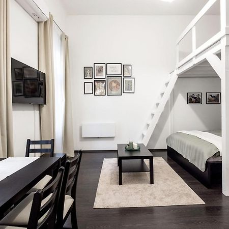 Charming Downtown Hideaway Steps From New York Cafe! Apartment Budapest Luaran gambar