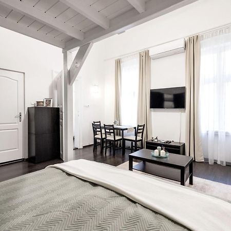 Charming Downtown Hideaway Steps From New York Cafe! Apartment Budapest Luaran gambar