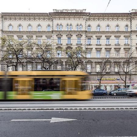 Charming Downtown Hideaway Steps From New York Cafe! Apartment Budapest Luaran gambar