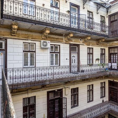 Charming Downtown Hideaway Steps From New York Cafe! Apartment Budapest Luaran gambar