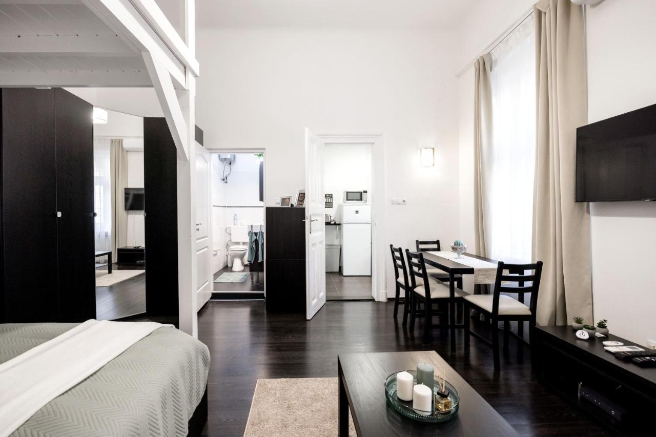 Charming Downtown Hideaway Steps From New York Cafe! Apartment Budapest Luaran gambar