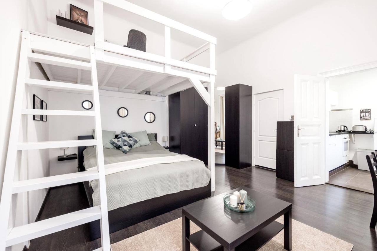 Charming Downtown Hideaway Steps From New York Cafe! Apartment Budapest Luaran gambar