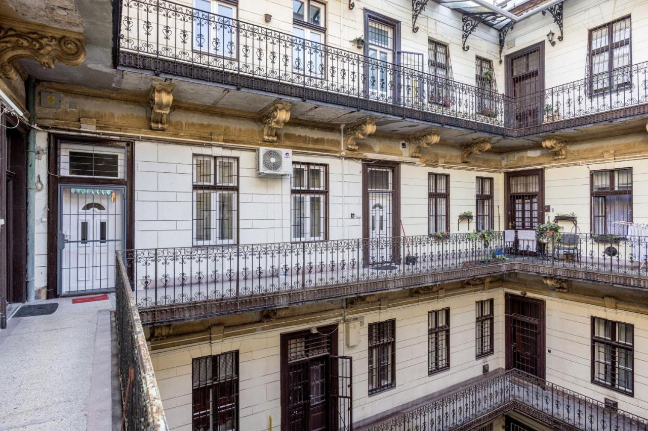 Charming Downtown Hideaway Steps From New York Cafe! Apartment Budapest Luaran gambar